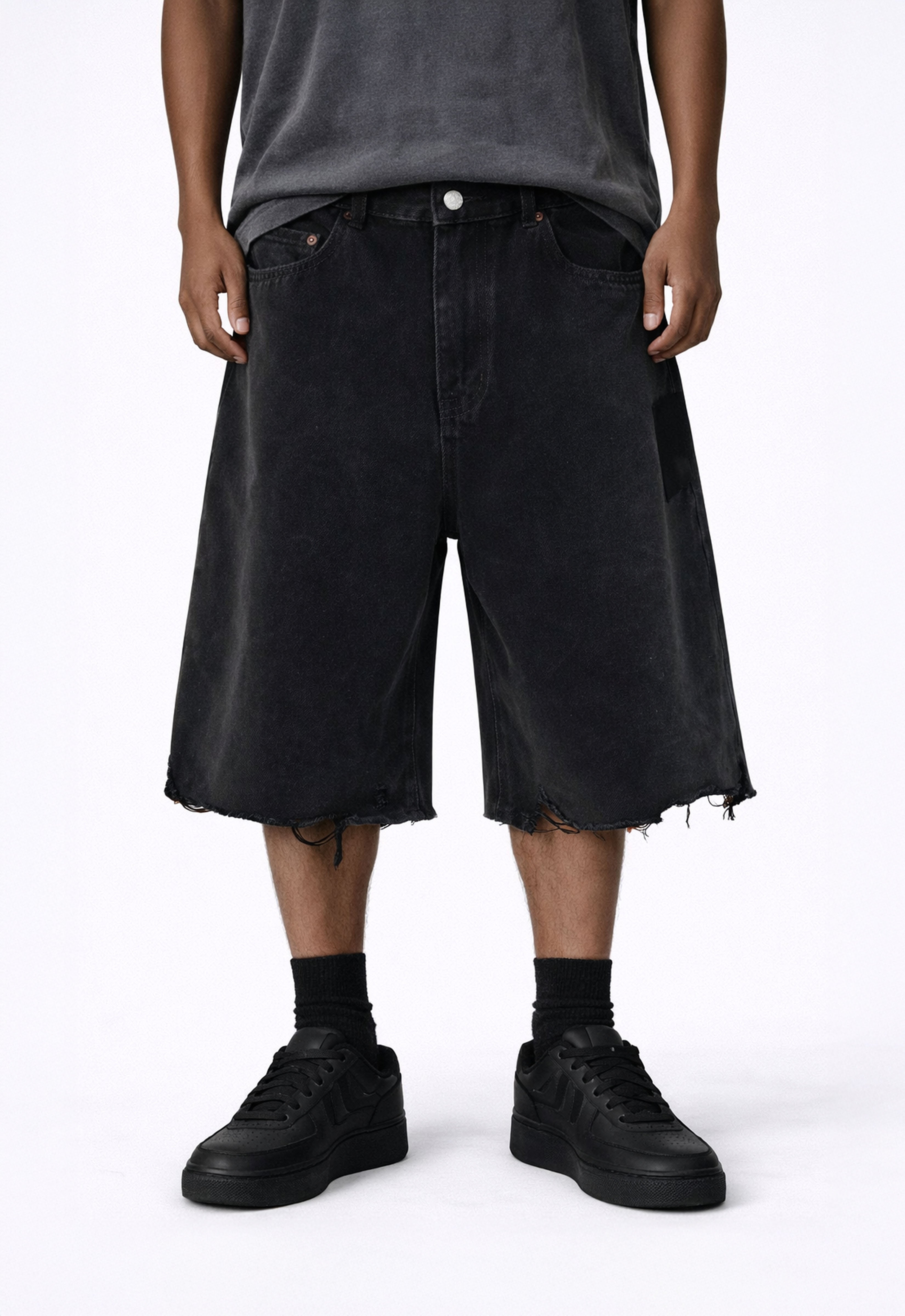 NOIR CUTOFF DENIM SHORTS